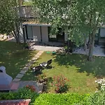 Calming Garden Apartman *