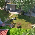 Calming Garden Apartman