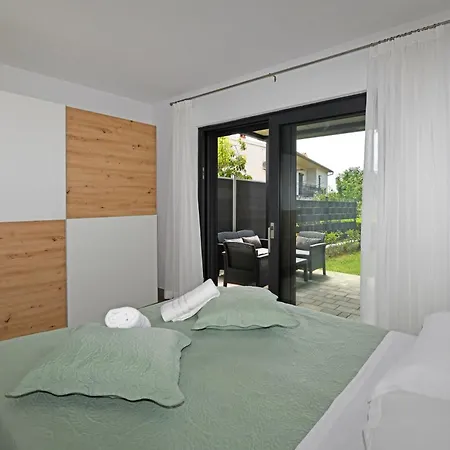 Calming Garden Apartment Porec